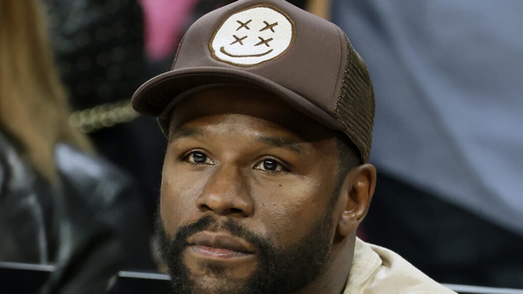 Floyd Mayweather Fathers Baby W/ Dancer From His Vegas Club