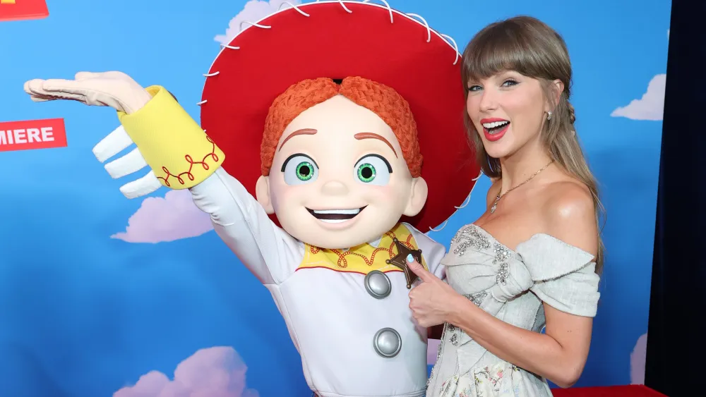 Taylor Swift’s ‘I Knew It, I Knew You’ Debuts at No. 1 on Hot 100