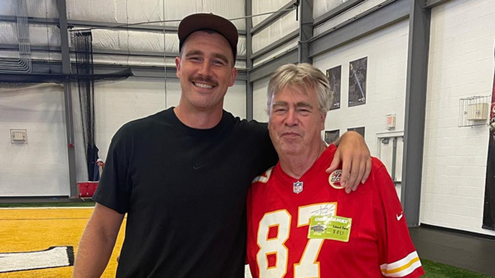 Travis Kelce’s Dad Ed Seemingly Hard Launches New Girlfriend (Photo) – Just Jared – Celebrity News and Gossip