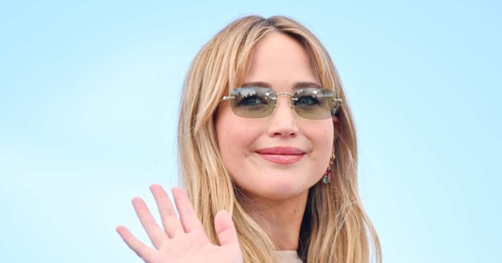 Copy Jennifer Lawrence’s Slouchy Cool Mom Purse for $21