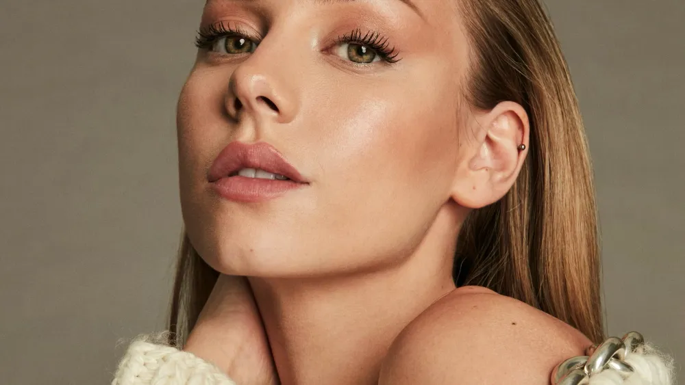 ‘Elite’ Star Ester Expósito Circles Iberseries Forum Pic, ‘Stink Eye’